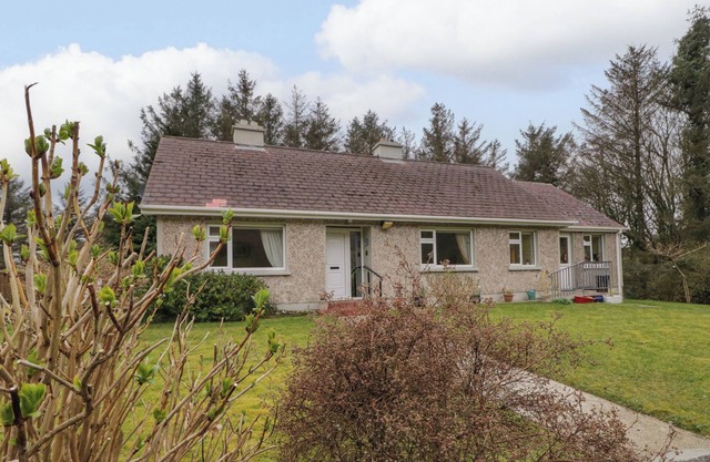 JAMES NEILLS COTTAGE, pet friendly, with open fire in Downings