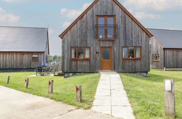 JAMES VILLE MARINA LODGE 21, family friendly, with hot tub in Brigg