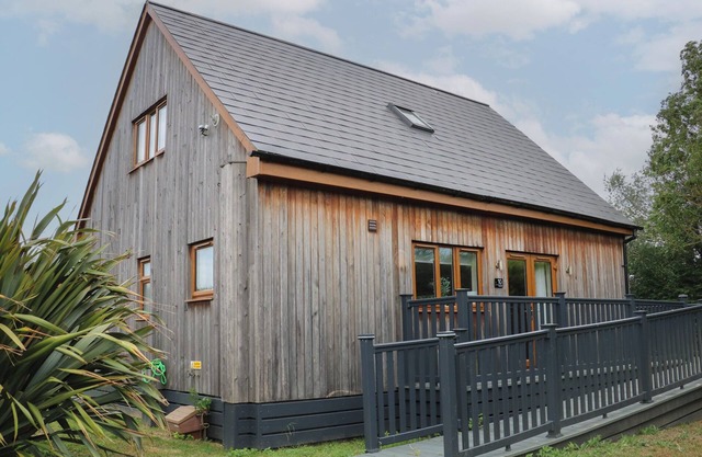 JAMES VILLE MARINA LODGE 10, pet friendly, with hot tub in Brigg