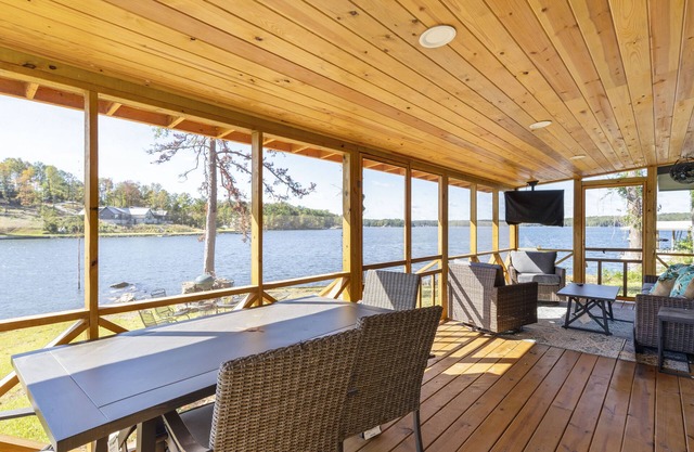 Janmother's Cabin, easy walk to The Social on Lake Martin, Castaway Island