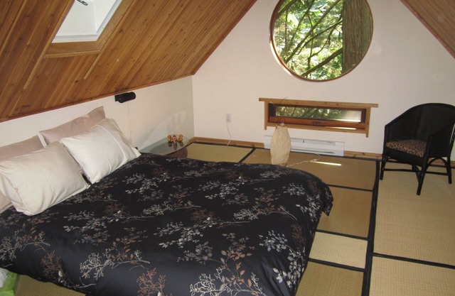 El Forest House de estilo japonés, ubicado en 6 acres, ofrece belleza, privacidad y bañera de hidromasaje.