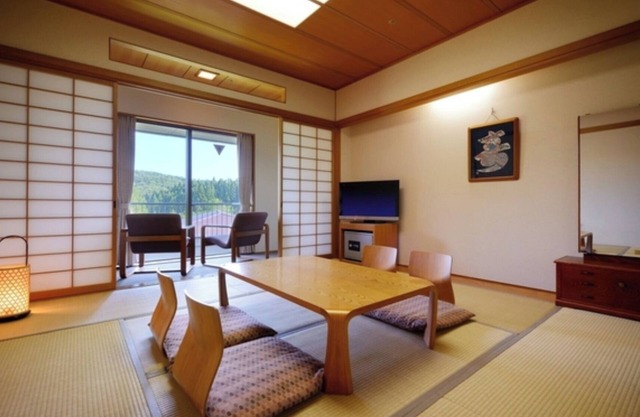 Japanesestyle room with 8 tatami mats and a bath / Iwanuma Miyagi