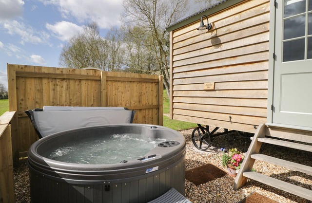 JASMINE HUT, MYRTLE FARM, romantic, with hot tub in Warmley