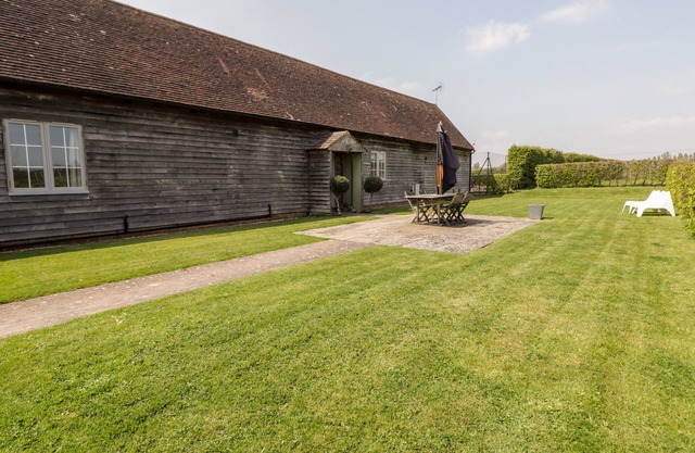 JASMINE, pet friendly, character holiday cottage in Iden
