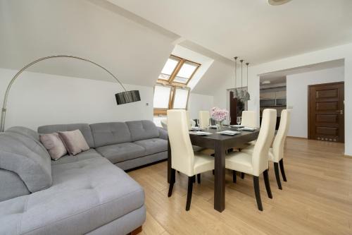 Jasny Dwupoziomowy Apartament we Wrocławiu by Noclegi Renters