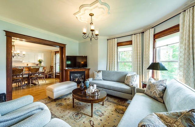 Encantador, Elegante Jasper Stuart Home en la Belleza Rústica de Beaver Valley de Ontario