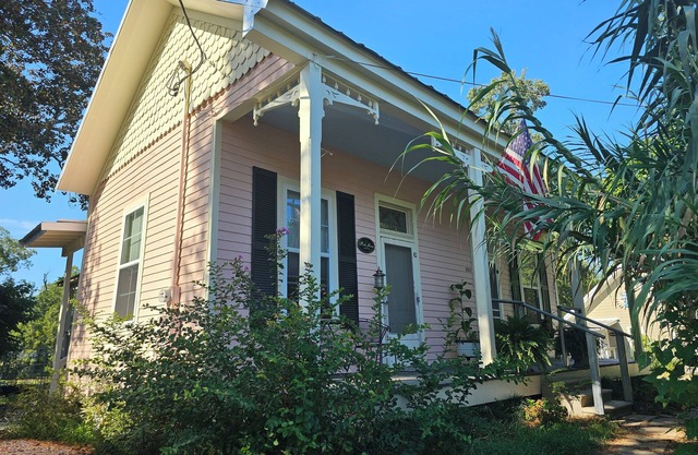 Jasperilla Pink house by Louisiana Hospitality Group