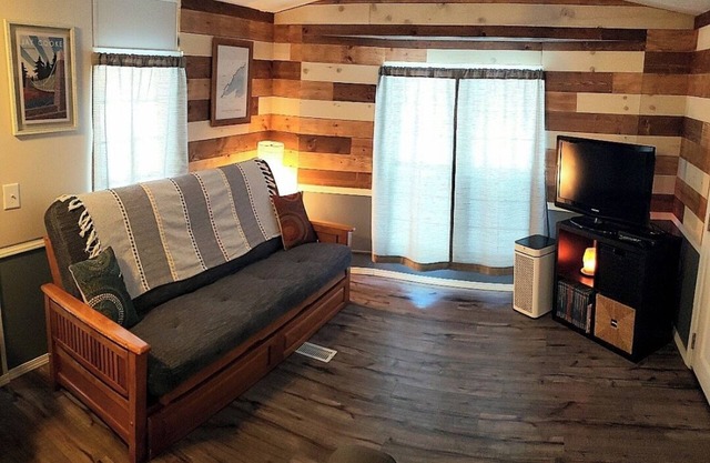Jay Cooke Cottage: Pet friendly, park like yard, grill, and fire pit with grate