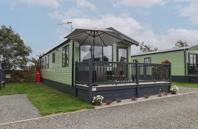 JEAN'S PLACE, pet friendly, with hot tub in West Heslerton