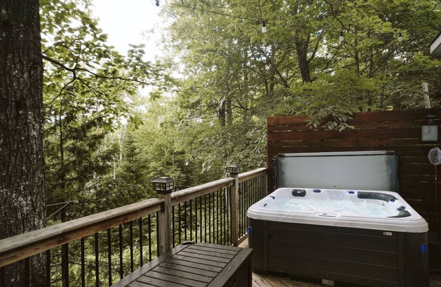 Jeffrey Lake Cabin | Wood Fireplace · Hot Tub