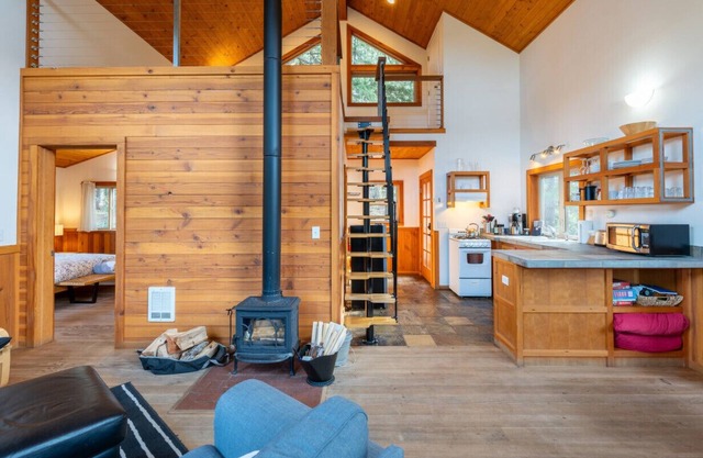 Jenny Creek Cabin w/ Jacuzzi and Wood Stove at Green Springs Inn