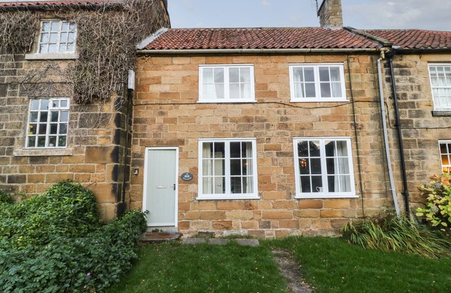JENNY'S COTTAGE, pet friendly, with open fire in Osmotherley