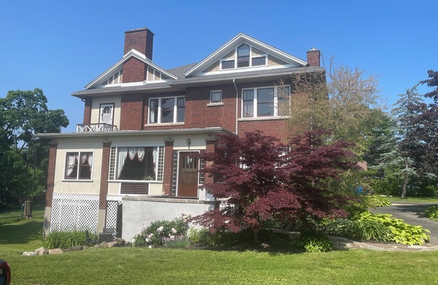 Jenny’s Suites, historic house in Welland, 20 minutes from Niagara Falls.