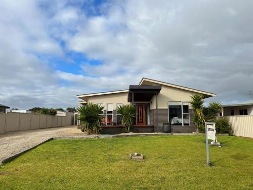Jestalong House - Pet Friendly Outside - 4 De Guichen Dr