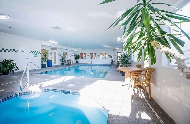 Jetted Tub Suite in Red Lion McMinnville! On-site Pool, Near Eyrie Vineyards!