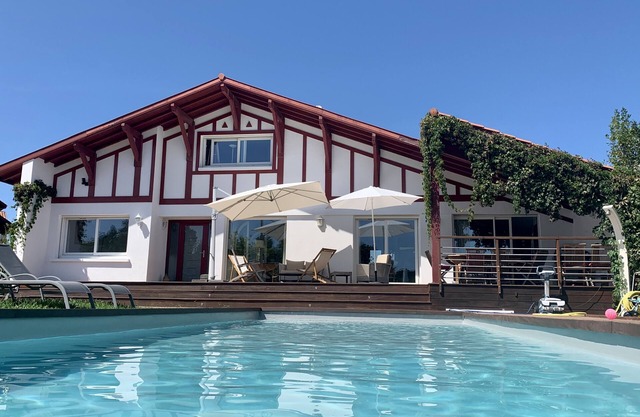 Joya del País Vasco: entre piscina y playas, villa ultra equipada.