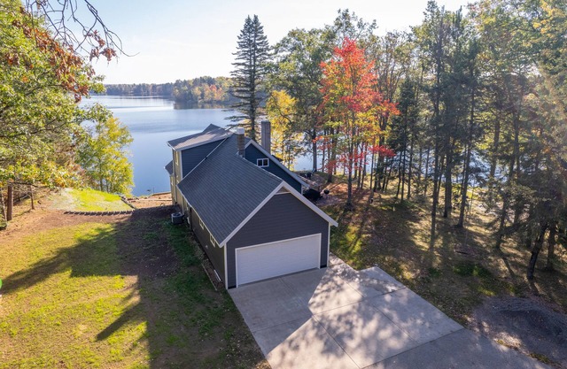 JJ's Lakeside Hideaway: Summer Fun with Swimming and Sandy Beaches