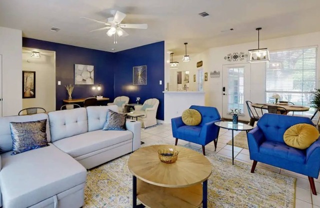 JJ’s Retreat ~ Gorgeous Renovated Home ~ Sleeps 7 ~ 4 miles from Texas A&M