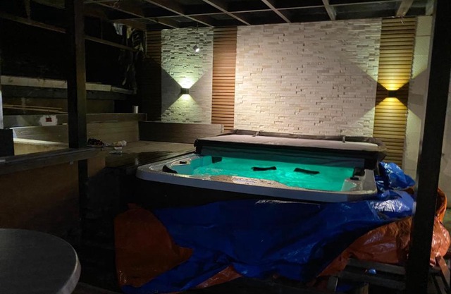 JKL Loghomes with Outdoor Jacuzzi