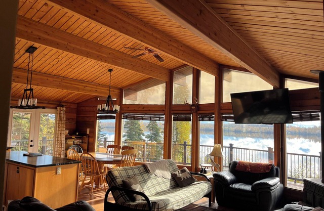 Jody's Lakehouse. Cozy 2-bedroom lakefront cedar home with hot tub in Wasilla