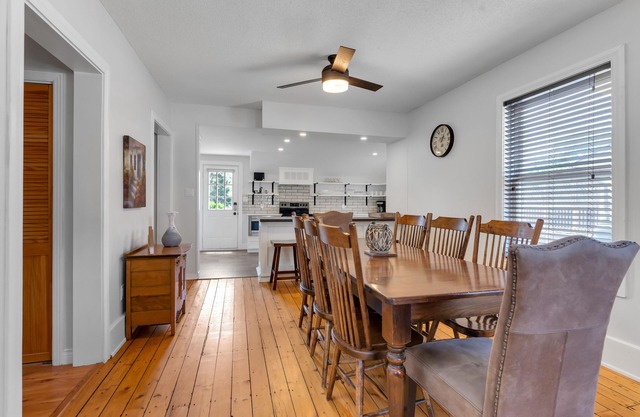 John Alvin's Wellington: 4BDRM with Hot Tub