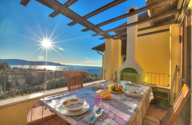 John's House-Lakeview & shared pool, Toscolano Maderno, Italy