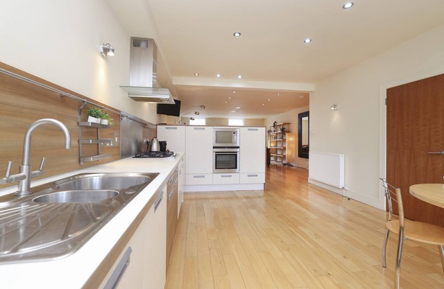 JOIVY Executive 2-Bed Apt With Stunning Roof Terraces