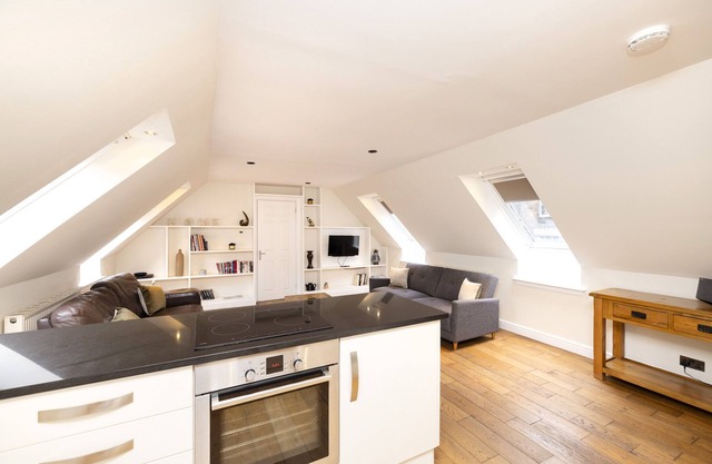 JOIVY Inviting Flat Near Edinburgh Castle W/ Parking