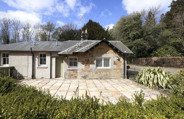 JOIVY - Stunning 3 Bed Lodge With Gardens At Gilmerton House