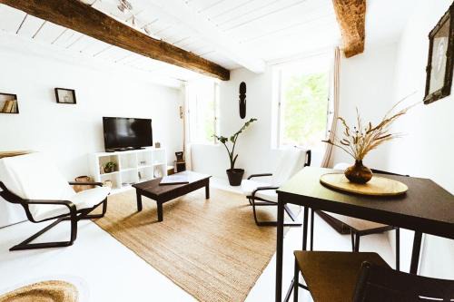 Joli 2P, Cave, Piscine & Parking