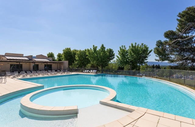Joli Appart, accès Piscine, Proche du Golf