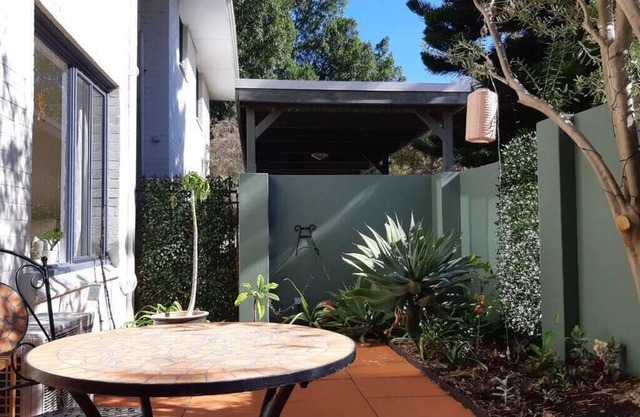 Jolimont Ground Floor Cosy Apartment with Courtyard and Parking