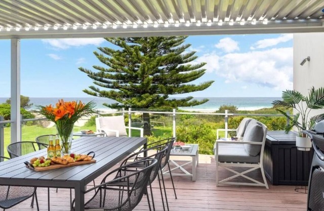 Jones Waterfront Beach Escape - Ideal for families and groups with direct beach access