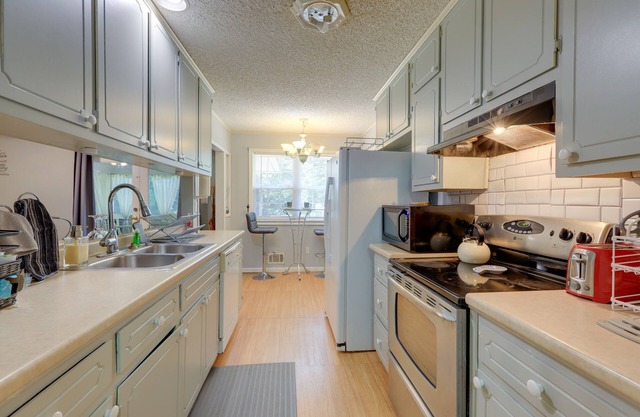 Jonesboro Home w/ Screened-In Porch & Fire Pit!