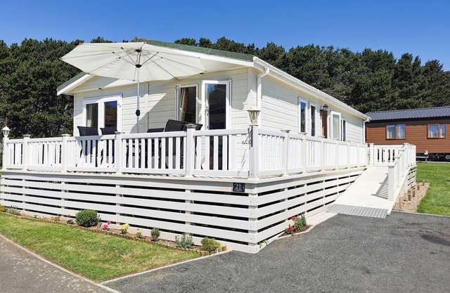 JONSTONE PINES, pet friendly, country holiday cottage in Scarborough