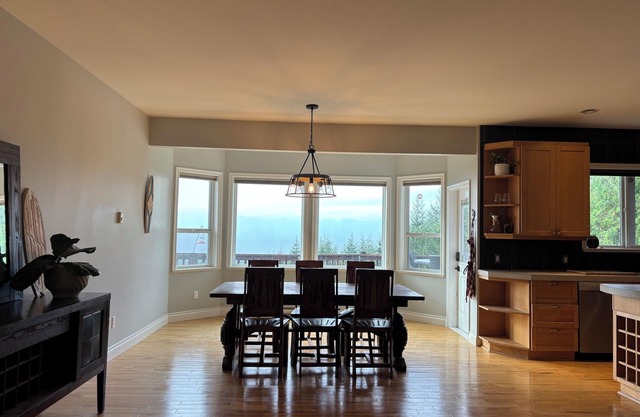 Jordan River spectacular view with 2 primary suites and pet-friendly!