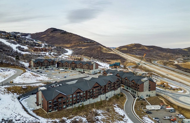 Jordanelle Sunrise Modern Condo Gondola Access Year-round Outdoor Fun