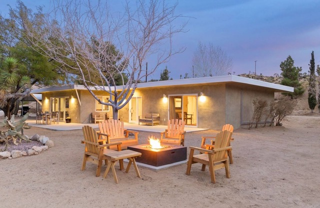 Joshua Tree Retreats - Private Views W/ Hot Tub, Bbq & Fire Pit 3 Bedroom Home by Redawning