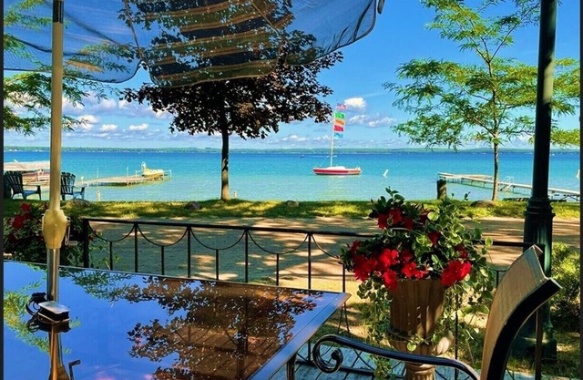 JR Resort: Lake Front Cottage, Two Docks!