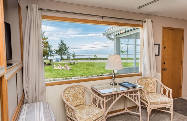 Juan de Fuca Waterfront Hotel & Cottages