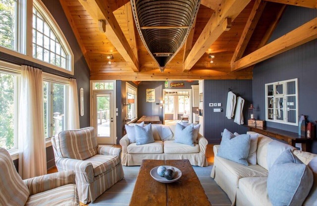 Lake Rosseau Lake House con todas las campanas y silbatos!