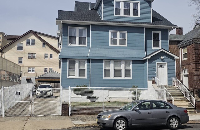 Judees' Comfort 3! Spacious 3-Bedroom Apartment with WiFi, AC in charming Newark
