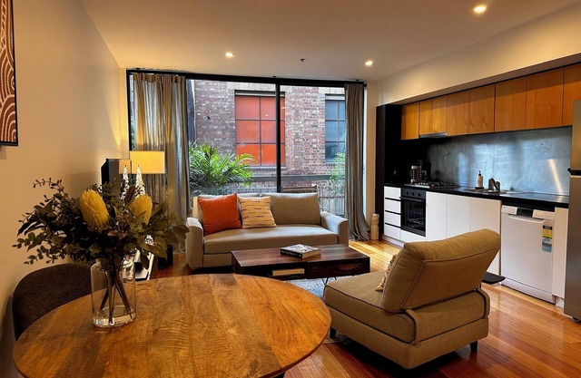 Juliet: Beautiful CBD Laneway apartment, Parking option