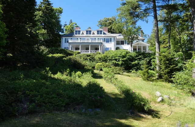 Stunning Northeast Harbor Cottage! Private cobblestone beach, close to town.