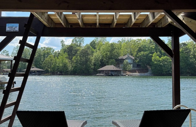 Jump Platform & Rope Swing, Dock. Kayak. Screened Porch. Firepit. Family Fun!