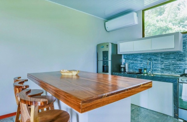 Jungle Condo upstairs unit 2BR/1B full kitchen free parking