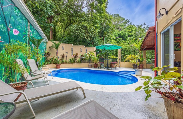 Jungle Home: Pool, Large Balcony, Bedrooms w AC