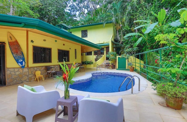 Jungle, Monkey's, Macaws, pool A/C up to 19 people