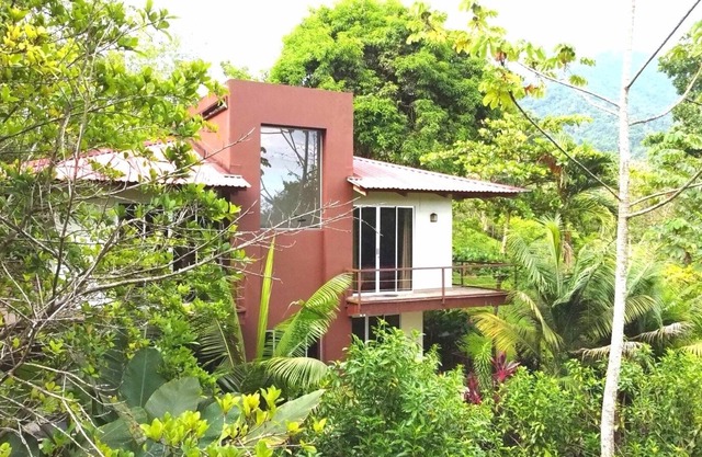 Jungle Montain House with Privite Pool and 3 Bedrooms near Manuel Antonio
