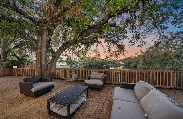 Jungle Nook | Waterfront + Grill!
